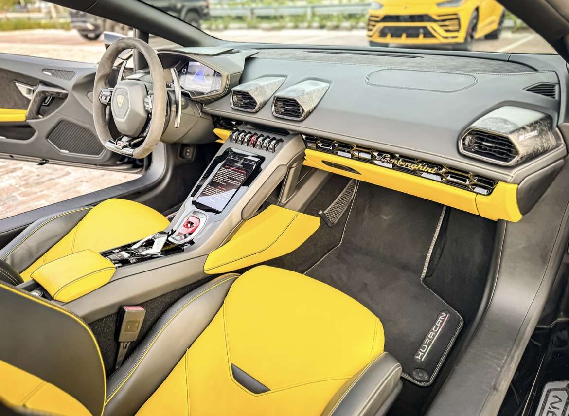 Lamborghini Huracan Evo Spyder Rental in Miami thumbnail 6