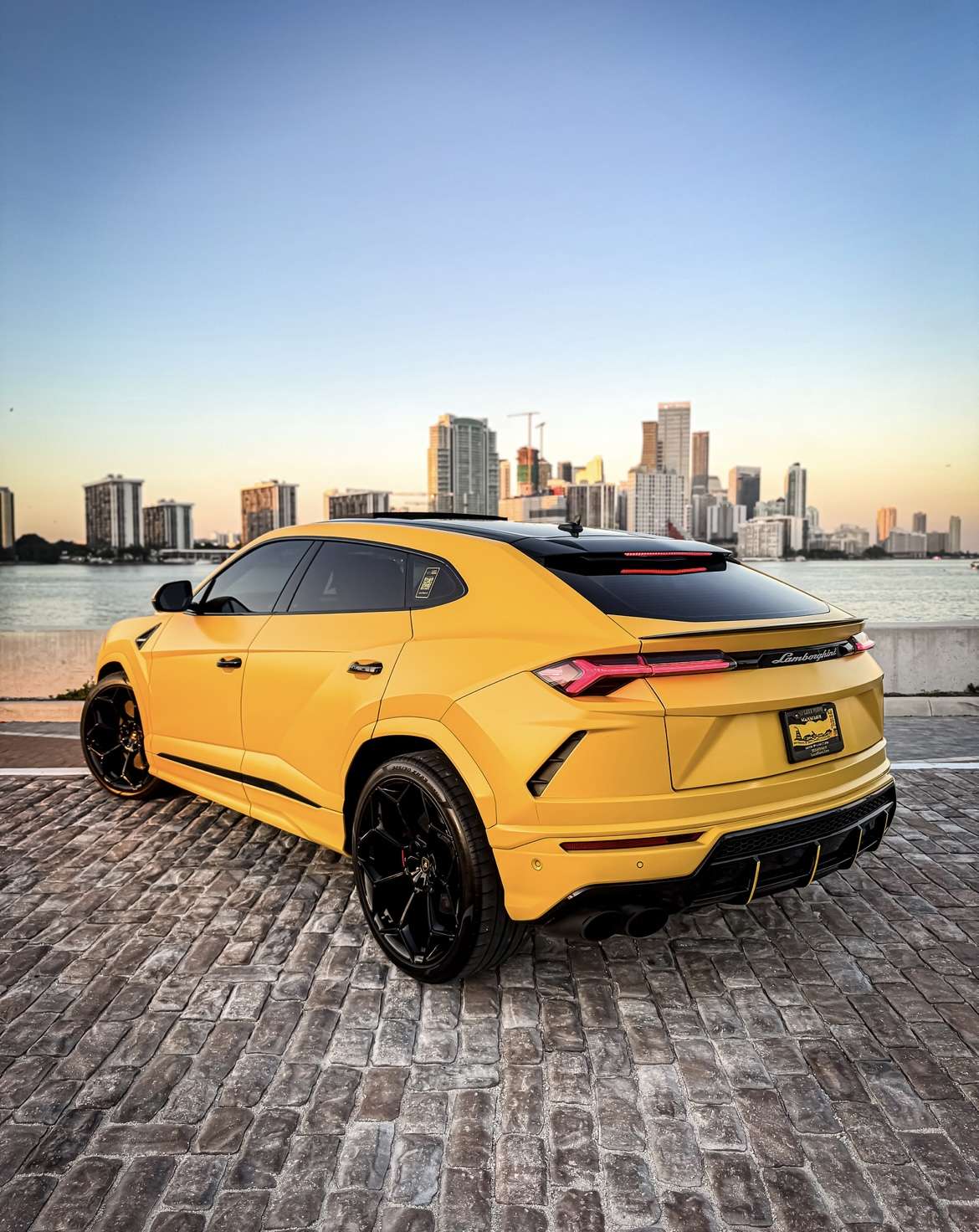 Lamborghini Urus Rental in Miami thumbnail 2